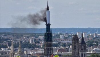 Rouen : L'incendie de la flèche de la cathédrale « maîtrisé » (mais peut-être pas éteint)